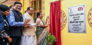 cm-rekha-gupta-unveils-33-aams-and-17-jan-aushadhi-kendras