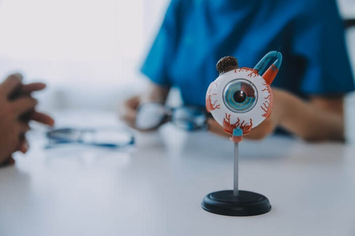 smart-contact-lens-monitors-eye-pressure-wirelessly